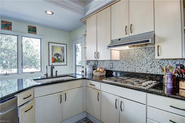 304 Shadowlake Dr, Chesapeake, VA 23320