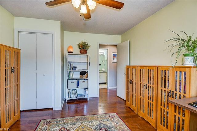 304 Shadowlake Dr, Chesapeake, VA 23320