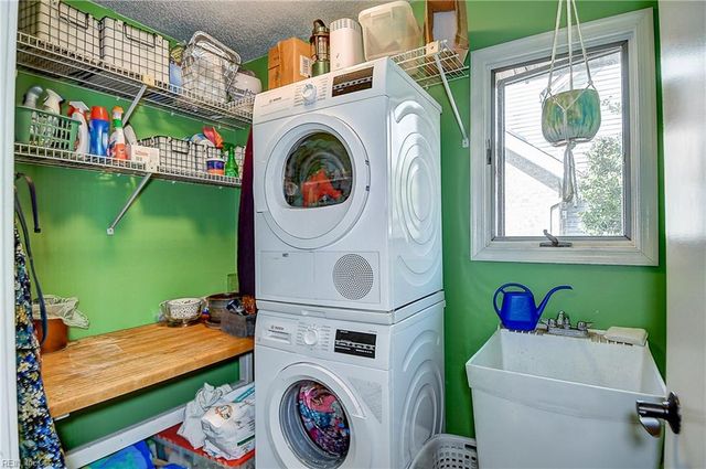 304 Shadowlake Dr, Chesapeake, VA 23320