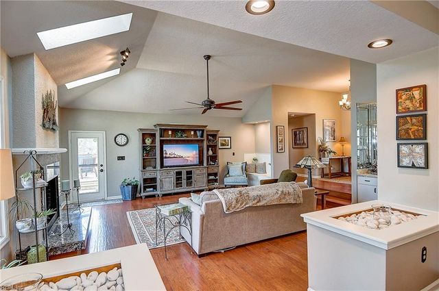 304 Shadowlake Dr, Chesapeake, VA 23320