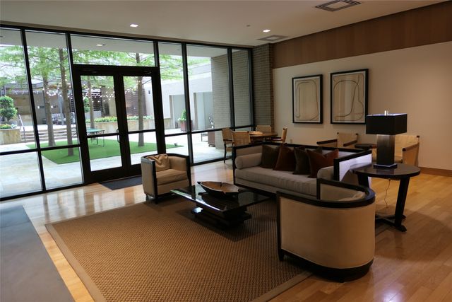 5320 E Mockingbird Lane L302, Dallas, TX 75206