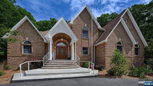 26 Stonehedge Drive, Hardyston, NJ 07460