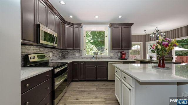 26 Stonehedge Drive, Hardyston, NJ 07460