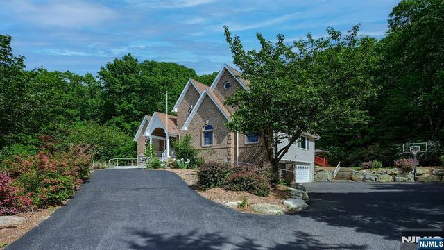 26 Stonehedge Drive, Hardyston, NJ 07460