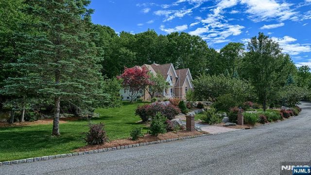 26 Stonehedge Drive, Hardyston, NJ 07460