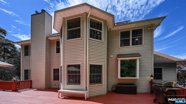 26 Stonehedge Drive, Hardyston, NJ 07460