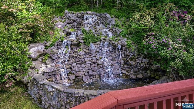 26 Stonehedge Drive, Hardyston, NJ 07460