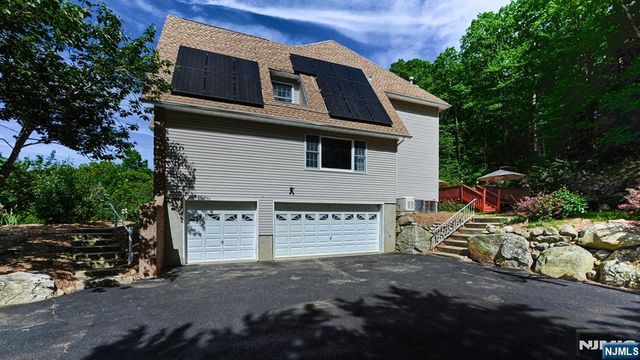 26 Stonehedge Drive, Hardyston, NJ 07460
