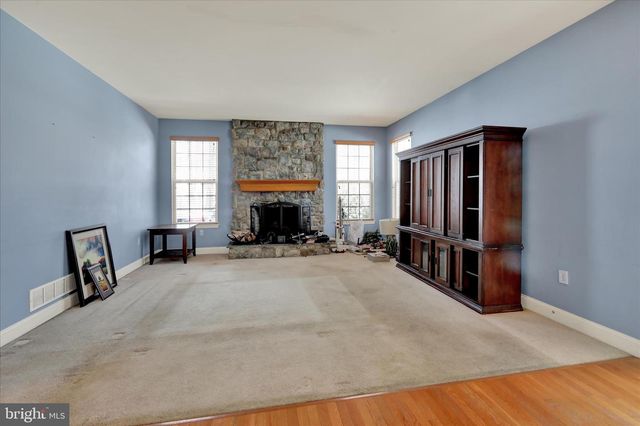 10 AUSTIN DR, Robesonia, PA 19551