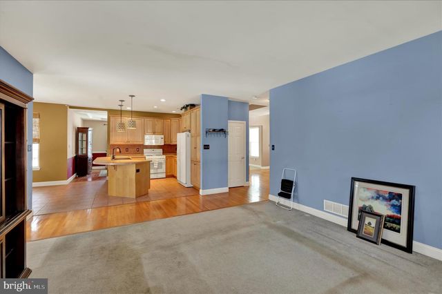 10 AUSTIN DR, Robesonia, PA 19551