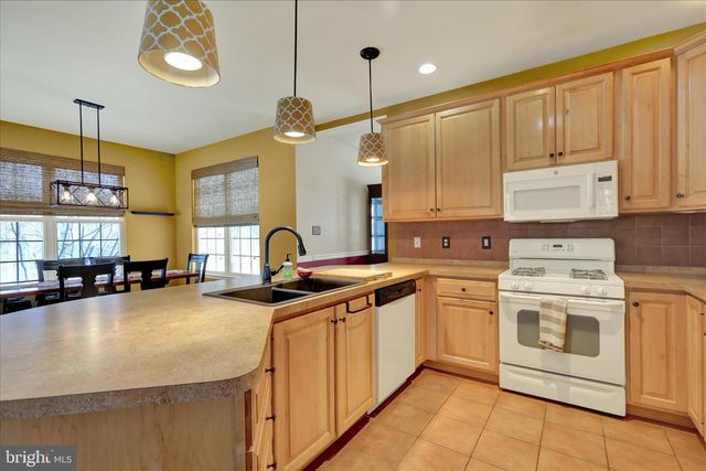 10 AUSTIN DR, Robesonia, PA 19551