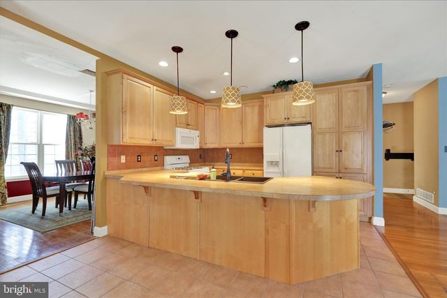 10 AUSTIN DR, Robesonia, PA 19551