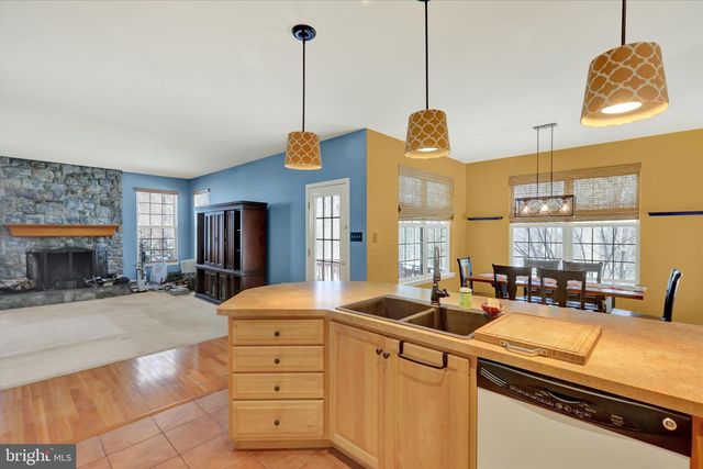 10 AUSTIN DR, Robesonia, PA 19551