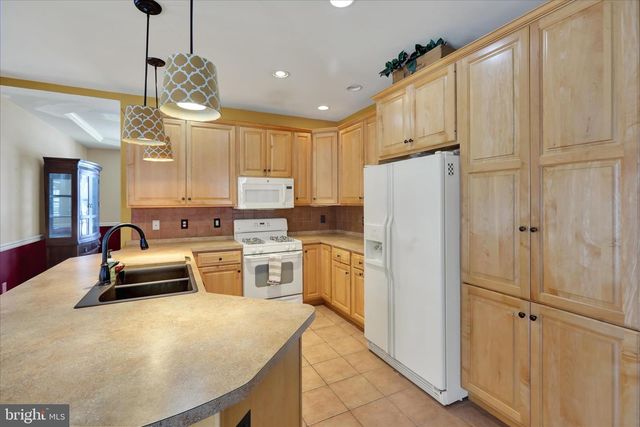 10 AUSTIN DR, Robesonia, PA 19551