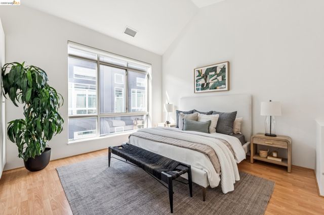 1255 Pine St, Oakland, CA 94607