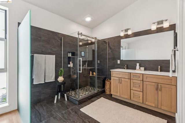 1255 Pine St, Oakland, CA 94607