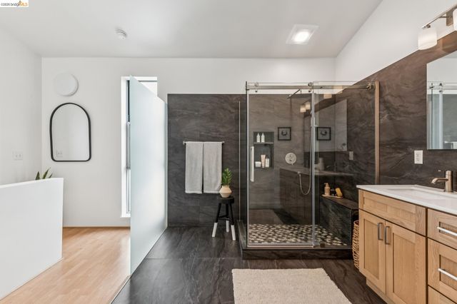 1255 Pine St, Oakland, CA 94607