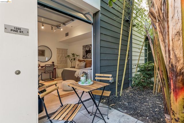 1255 Pine St, Oakland, CA 94607