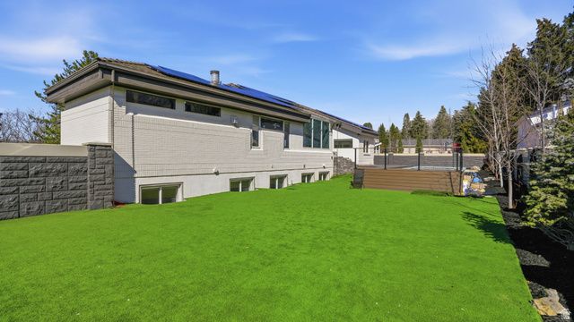 1 QUIETWOOD LN, Sandy, UT 84092