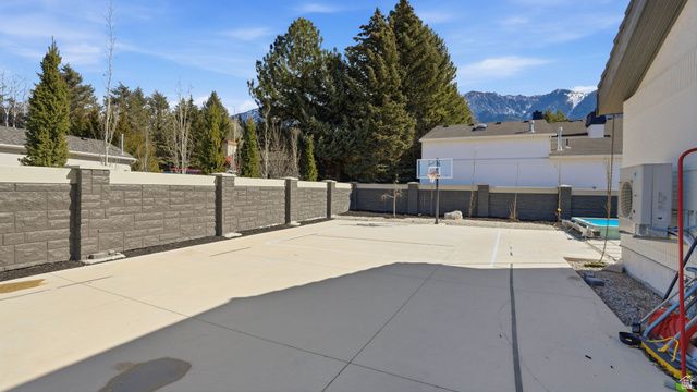 1 QUIETWOOD LN, Sandy, UT 84092