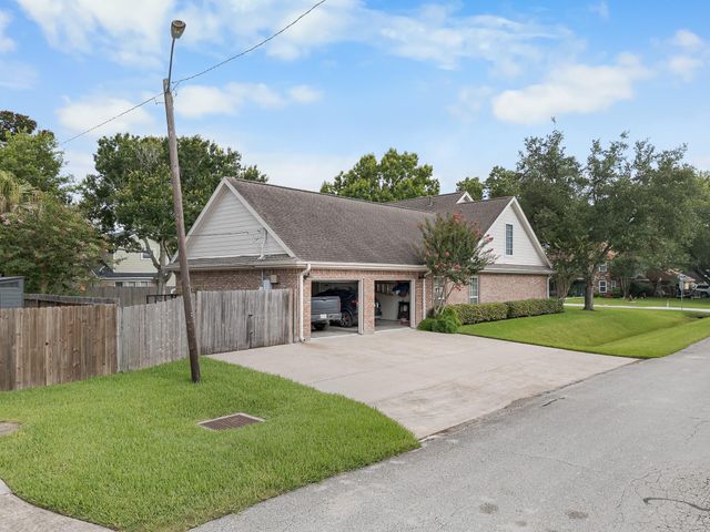 603 Renaldo Street, Dickinson, TX 77539