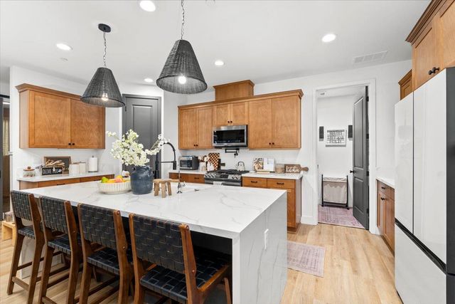 2115 Enchantment Dr., Manteca, CA 95337