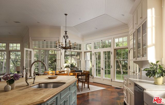 2041 Mandeville Canyon Road, Los Angeles, CA 90049