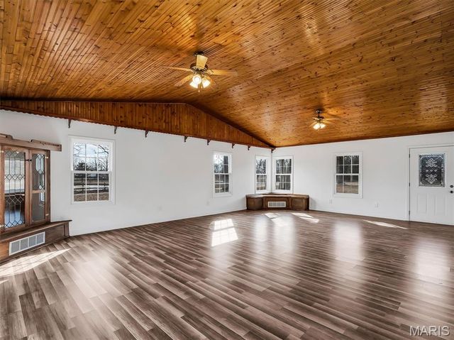 2803 Highway J, Bourbon, MO 65441