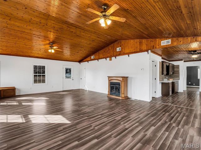 2803 Highway J, Bourbon, MO 65441