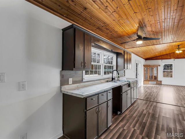 2803 Highway J, Bourbon, MO 65441