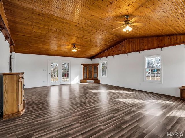 2803 Highway J, Bourbon, MO 65441