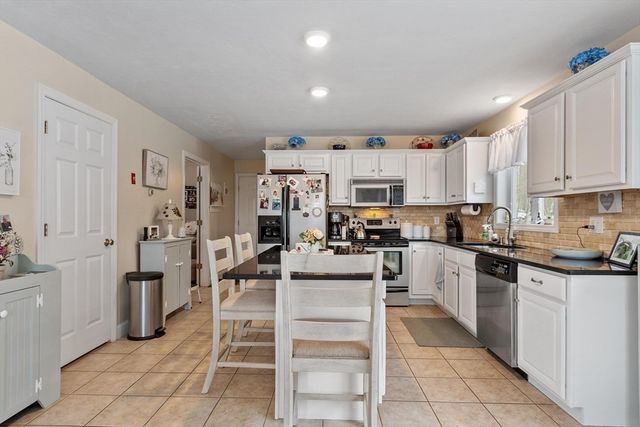 278 Oakham Rd, Barre, MA 01005