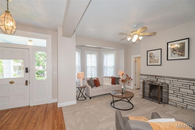 7438 Maple Avenue, Maplewood, MO 63143