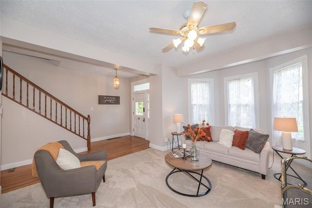 7438 Maple Avenue, Maplewood, MO 63143