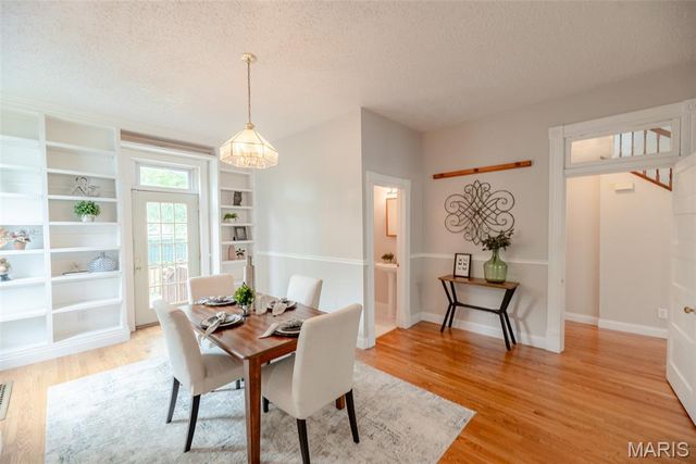 7438 Maple Avenue, Maplewood, MO 63143