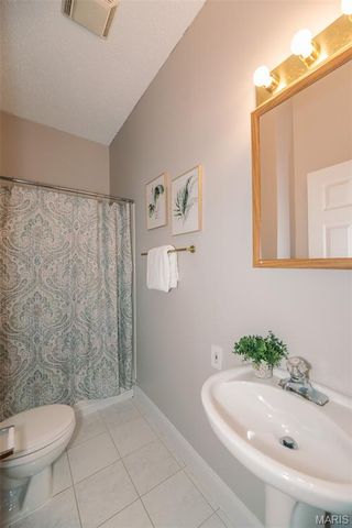 7438 Maple Avenue, Maplewood, MO 63143