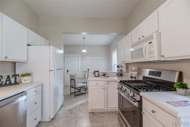 7438 Maple Avenue, Maplewood, MO 63143