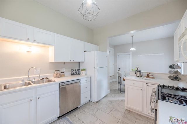 7438 Maple Avenue, Maplewood, MO 63143