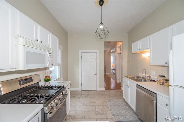 7438 Maple Avenue, Maplewood, MO 63143