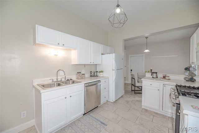 7438 Maple Avenue, Maplewood, MO 63143