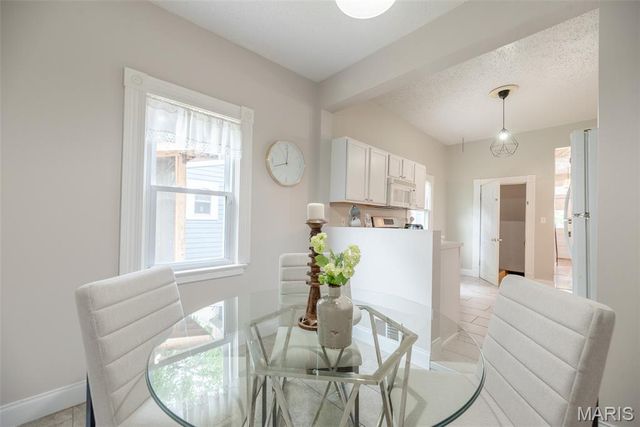 7438 Maple Avenue, Maplewood, MO 63143