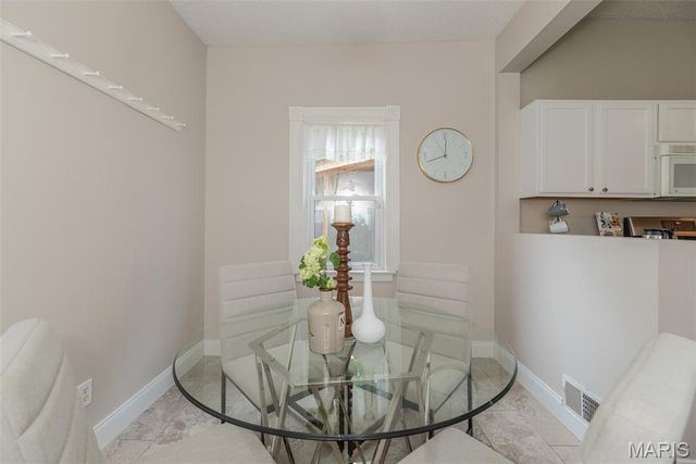 7438 Maple Avenue, Maplewood, MO 63143