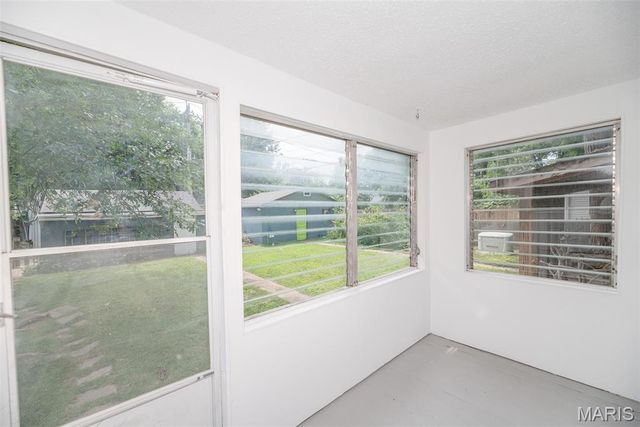 7438 Maple Avenue, Maplewood, MO 63143