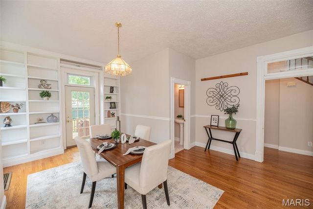 7438 Maple Avenue, Maplewood, MO 63143