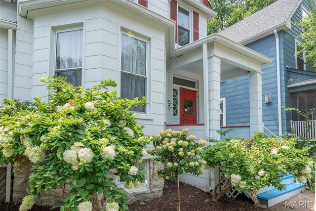 7438 Maple Avenue, Maplewood, MO 63143