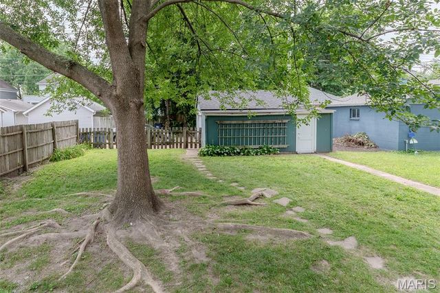 7438 Maple Avenue, Maplewood, MO 63143