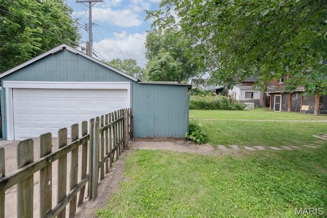 7438 Maple Avenue, Maplewood, MO 63143
