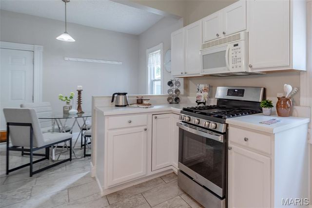 7438 Maple Avenue, Maplewood, MO 63143