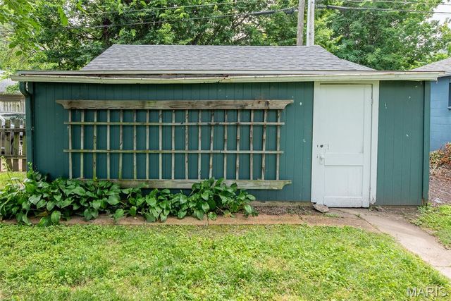 7438 Maple Avenue, Maplewood, MO 63143