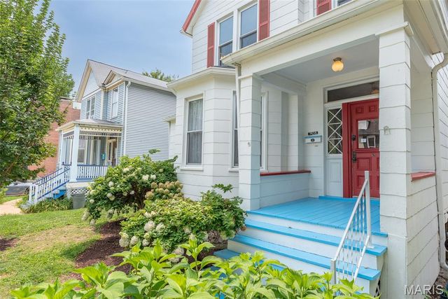 7438 Maple Avenue, Maplewood, MO 63143